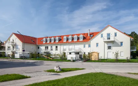 Großes Mehrfamilienhaus mit rotem Ziegeldach