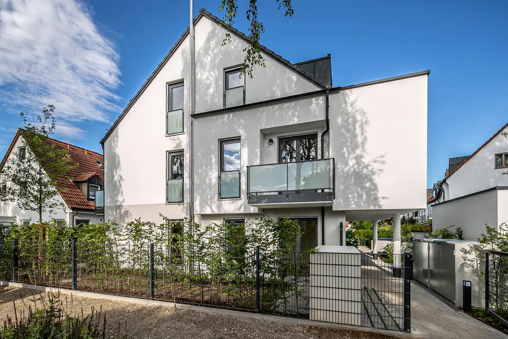 Neubau eines Mehrfamilienhauses mit Balkonen und Tiefgarageneinfahrt in Dachau