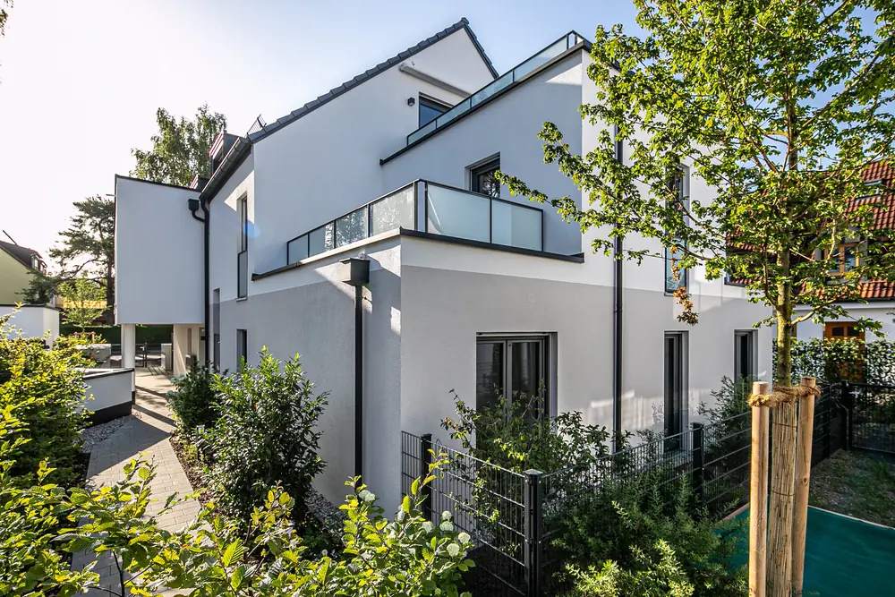 Wohnhaus der GBS Wohnbau mit begrünter Außenanlage und Terrassen