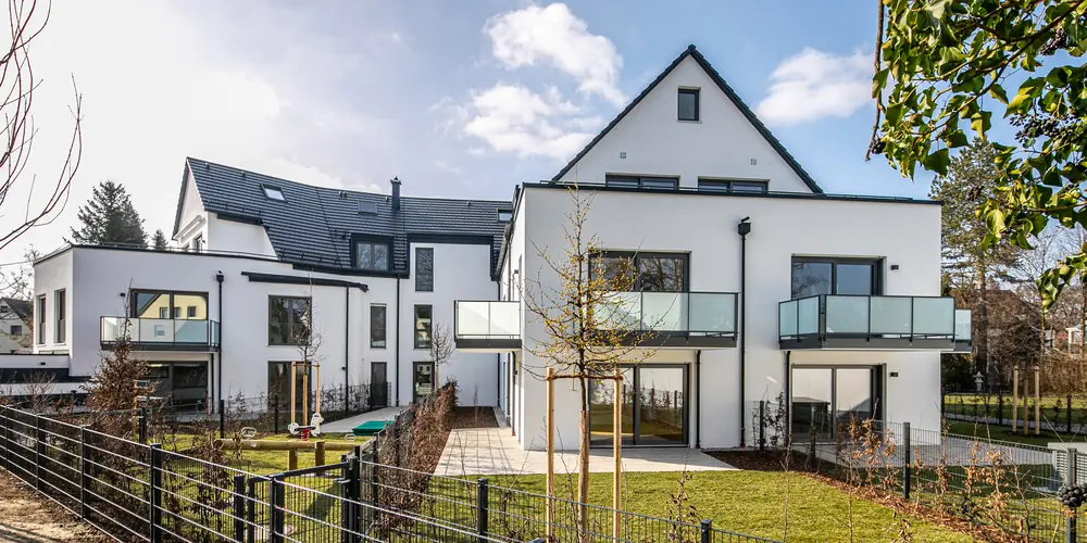 Zwei neu errichtete Wohngebäude mit Gartenanlage